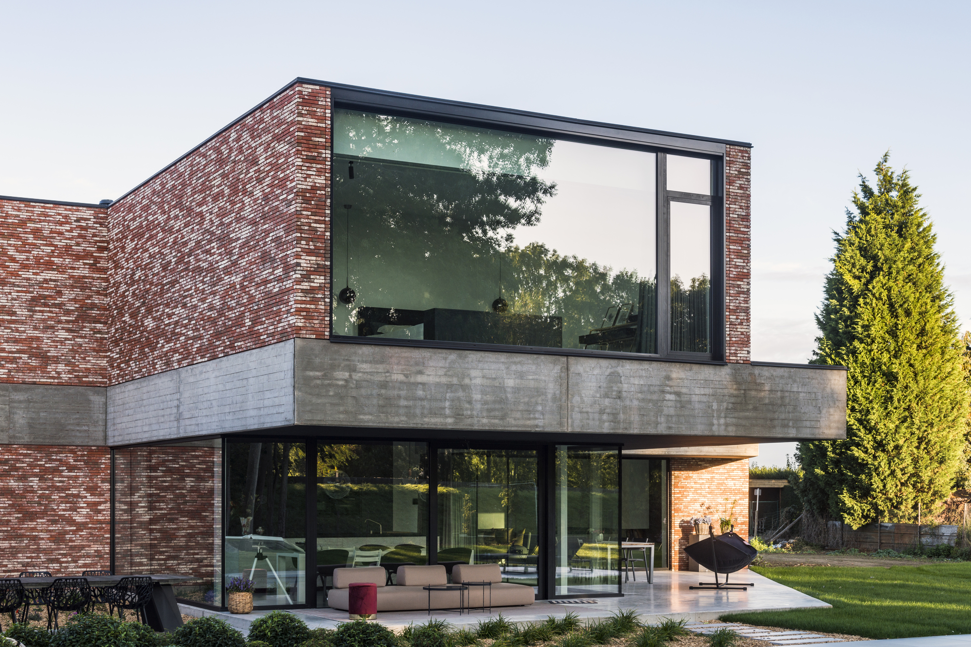 Moderne baksteengevel met grote aluminium glasvlakken, officieel Reynaers-beeld