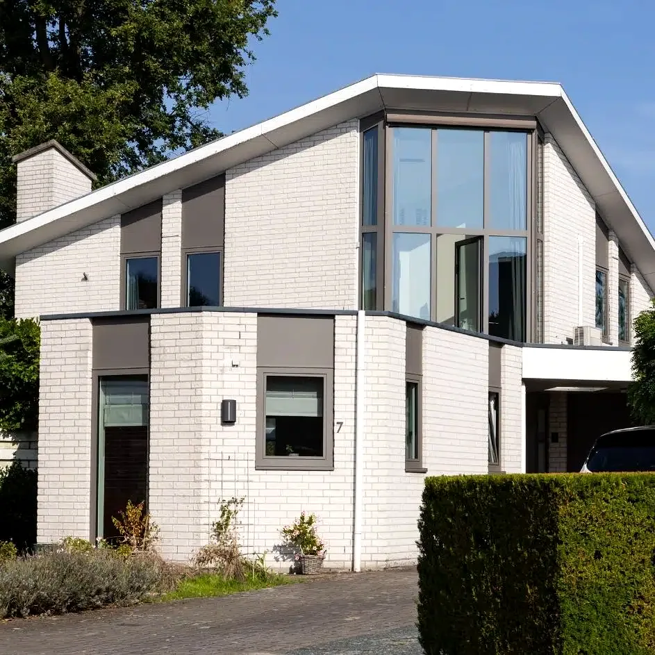Vrijstaande Nederlandse gezinswoning met antraciet kozijnen en grote glasvlakken